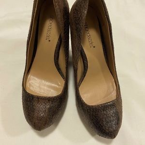 Shoe Dazzle Wedges Size 6 in Brown